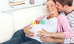 Как поднять любимой беременной женщине настроение