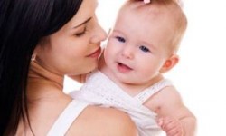 Забота о малыше в маминых руках